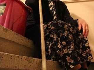 80 Yaşında Hayali İçin Hâlâ Merdiven Siliyor