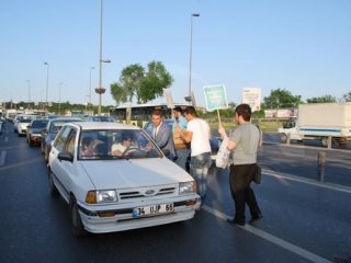 Saadet Partisi Adayları E-5'te Sürücülere Tatlı Dağıttı