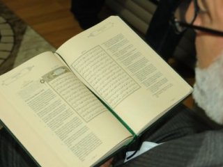 Kuran-I Kerim'e Ayakla Basan Hadsize Büyük Şok!