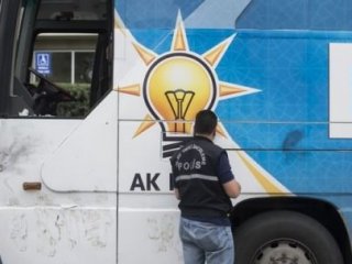 AK Parti Seçim Otobüsüne Saldırı!