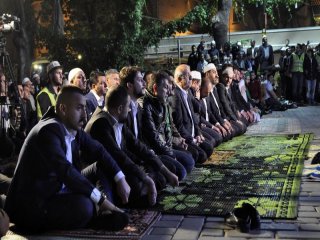 Ayasofya Meydanı'nda Sabah Namazı