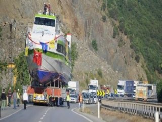 Yolcu Gemisini Asfalttan Yürüttüler