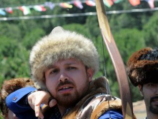 Bilal Erdoğan Kaftan Giyip Ok Attı