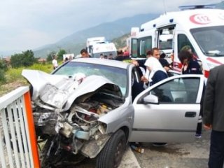 Otomobil Köprü Direğine Girdi