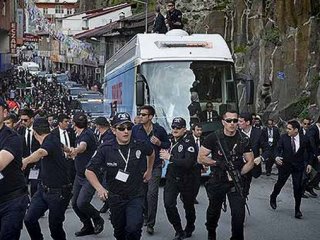 AK Parti Konvoyuna Saldırı