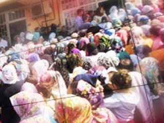 50 Lira Yardım Söylentisi İzdiham Çıkardı