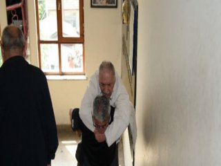 Sandık Başına Oğlunun Sırtında Gitti