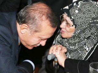 Ünlü Yazar Hastaneye Kaldırıldı