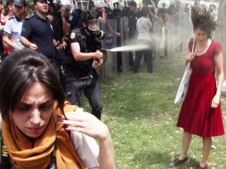 Kırmızılı Kadına Biber Gazı Sıkan Polis 600 Fidan Dikecek