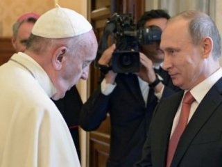 Putin ve Papa Görüştü