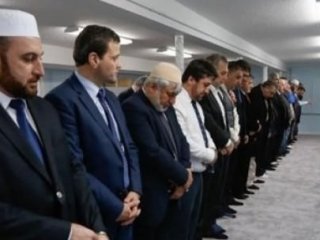 ABD'de Türk Camisine Taşlı Saldırı