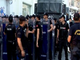 Taksim’de Korsan Gösteriye Polis Müdahalesi