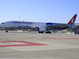 Atatürk Havalimanı'na yıldırım düştü