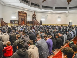 Müslümanlar İlk Teravih Namazını Kıldı