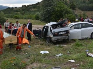 Cenazeye Giderken Feci Kaza