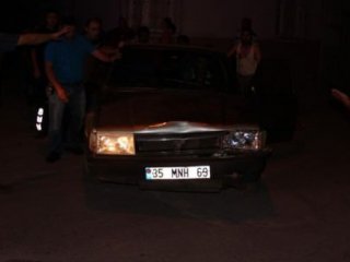 Otomobil Oturanlara  Çarptı: 4 Yaralı