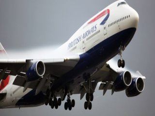 Uçaktan Çatıya Öyle Bir Şey Düştü Ki...