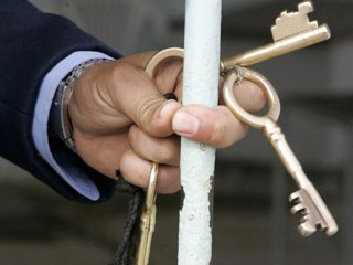 Açık alanda öpüşen eşcinsellere hapis cezası