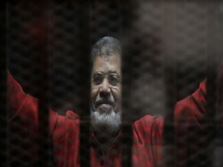 Mursi İlk Kez İdam Mahkumu Kıyafetiyle!