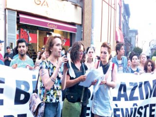 Ahlaksız Yürüyüşte Polise Fuhuş Teklifi