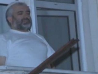 Polisi Görünce Namaza Durdu!