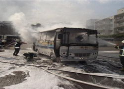 Sahibine kızdı otobüsü kül etti