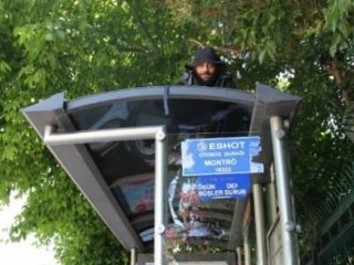 7 Yıldır Otobüs Durağının Tepesinde Yaşıyor