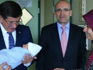 3. kez baba olan Bakan'a sürpriz ziyaret