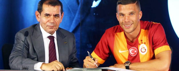 Lukas Podolski İmzayı Attı