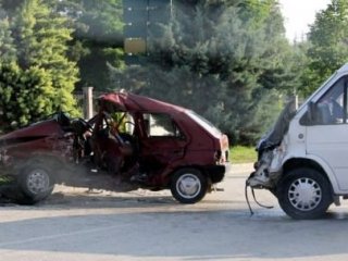 Minibüs ile Otomobil Çarpıştı: 1 Ölü