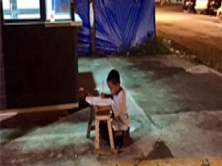 Evsiz çocuğun okuma azmi göz yaşarttı