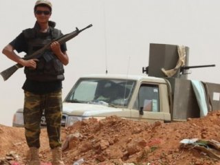 Husiler Arabistan'a Füze Yağdırdı