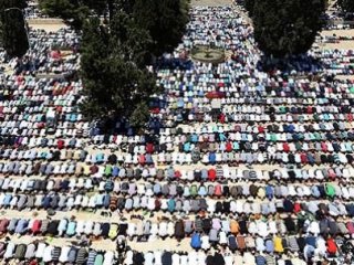 Mescid-i Aksa'da cuma izdihamı
