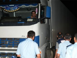 Kazakistanlı sürücü kendini TIR'a kilitledi
