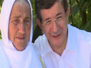 Davutoğlu Şehit Annesini Ziyaret Etti