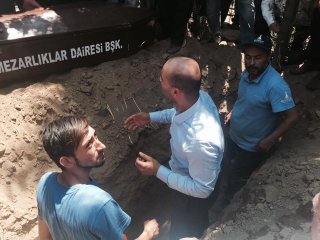 Buğra Koçlar'ı Olcay Kılavuz  Kendi Eliyle Defnetti