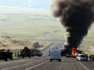 Teröristler Yol Kesip İş Makinesi Yaktı