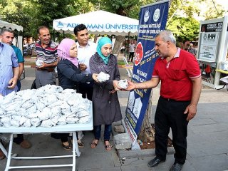 Suriyeliler İftar Paketi Dağıttı