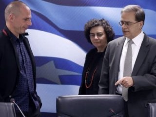 Yunanistan'da İstafa Üstüne İstifa