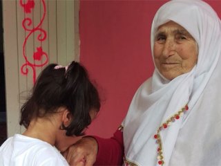 Torununun Torunu Elini Öptü