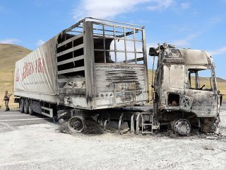Yol Kesen Teröristler Tır Yaktı