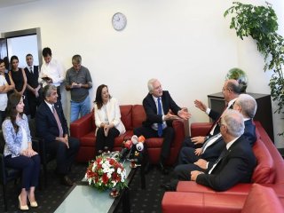 CHP-MHP Bayramlaşmasında Gergin Anlar