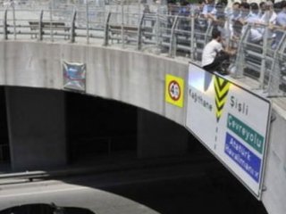 Çağlayan Adliyesi Önünde İntihar Girişimi