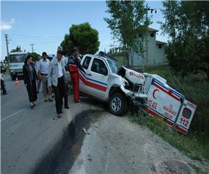 Mahkum aracı ile ambulans çarpıştı