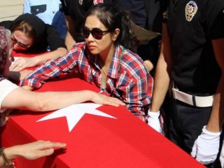 Şehit Polisin Eşinden Tayvanca Ağıt