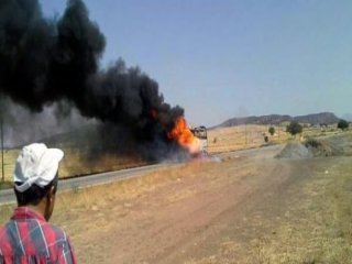 PKK'lı Teröristler Karayolunu Kesti!