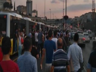 Metrobüs Durağında Bomba Paniği