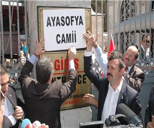 Ayasofya Müzesi’ne “Ayasofya Camii” tabelası astılar