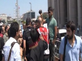 DHKP-C Avukatından Şehitleri Savunan Vatandaşa Tekme