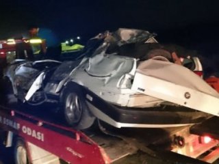 Otomobil TIR'la Çarpıştı: 5 Ölü